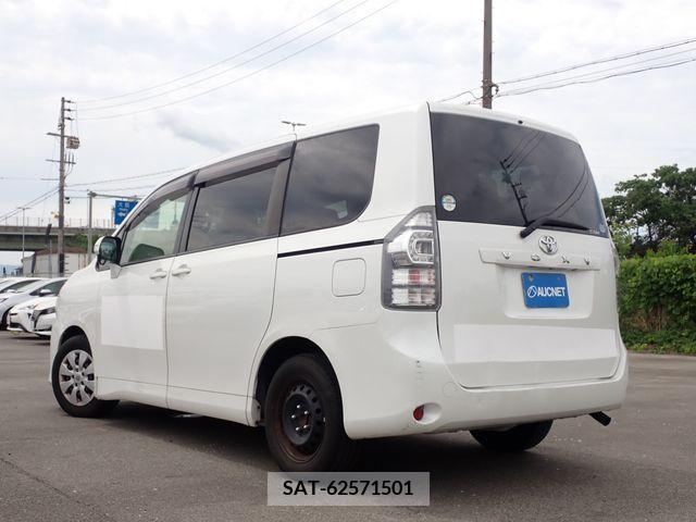 Toyota VOXY 2013-07 380433-2