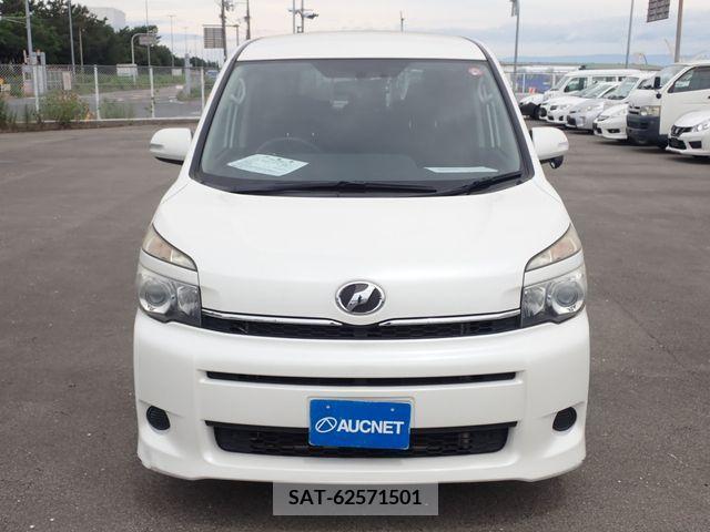 Toyota VOXY 2013-07 380433-4