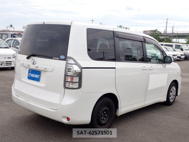 Toyota VOXY 2013-07 380433-7