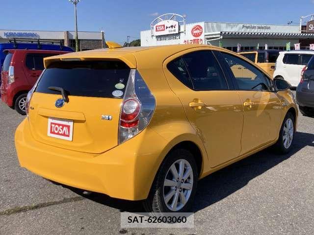 Toyota AQUA 2014-08 208736-1