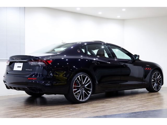 Maserati QUATTROPORTE 2021-12 10649-6