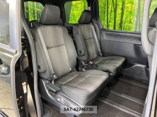 Toyota VOXY 2017-11 331343-9