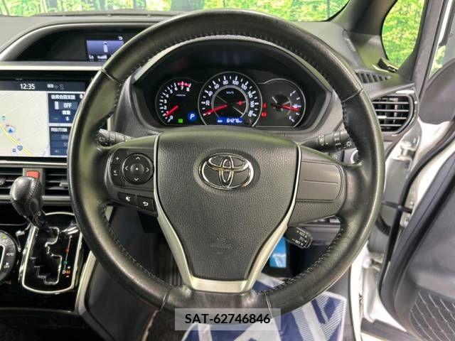 Toyota VOXY 2018-12 348689-12