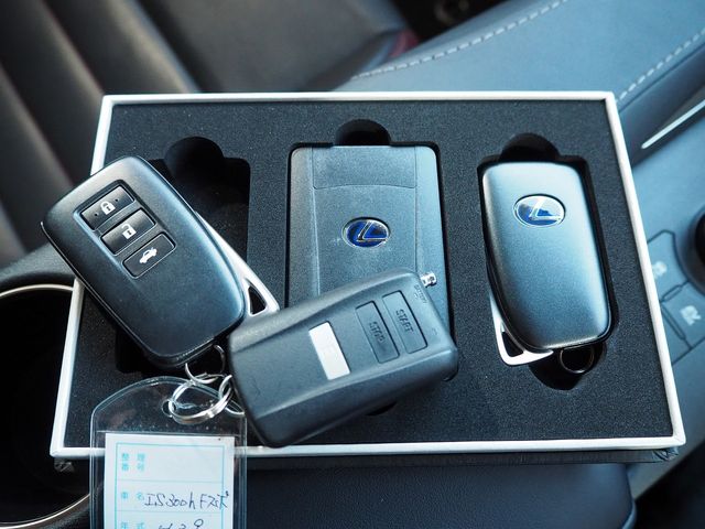 Lexus IS 2017-03 194185-15