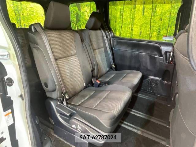 Toyota VOXY 2019-05 332426-10