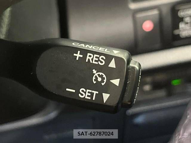 Toyota VOXY 2019-05 332426-7