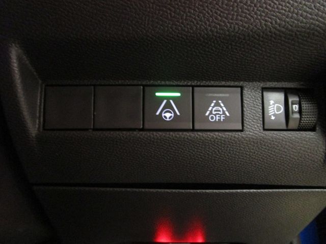 Peugeot 208 2022-06 5542-10