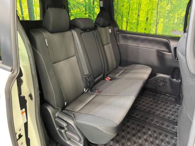 Toyota VOXY 2019-06 190135-9