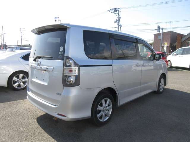 Toyota VOXY 2007-08 183173-4