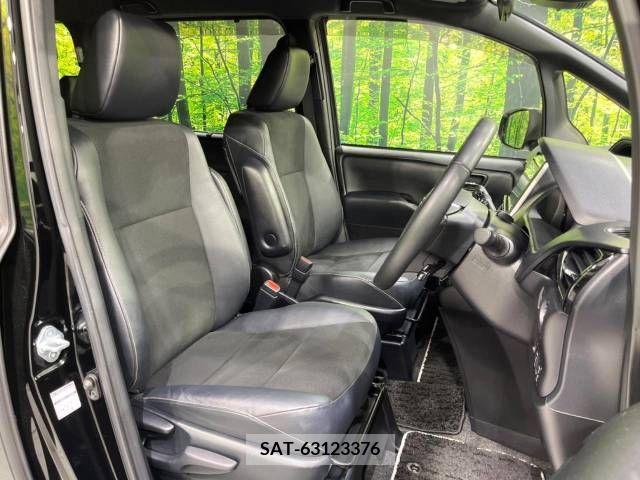 Toyota NOAH 2018-07 279525-7