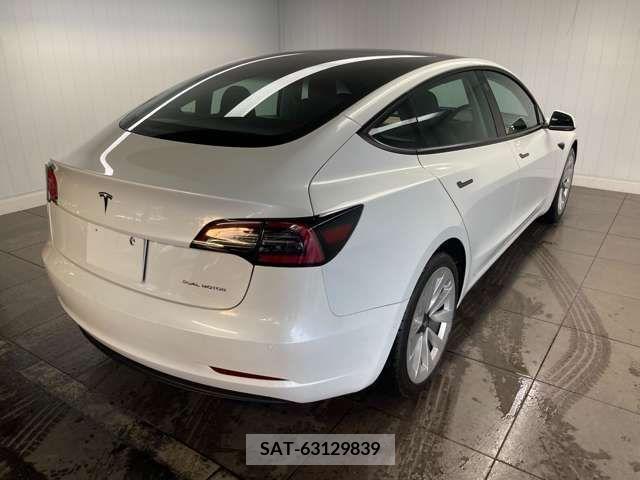 Tesla MODEL 3 2021-12 229638-2