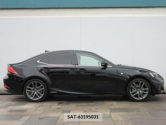 Lexus IS 2020-01 300095-4