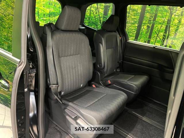 Toyota VOXY 2023-03 216748-9