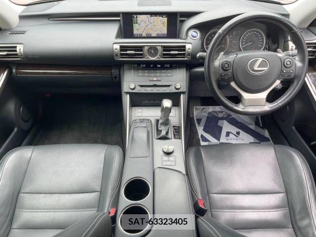 Lexus IS 2015-09 297906-1