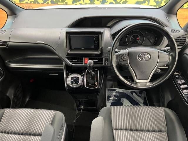 Toyota VOXY 2017-07 187984-1
