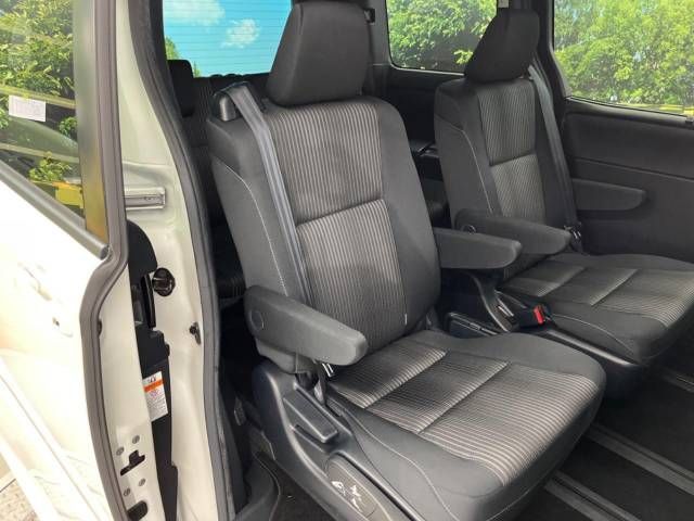 Toyota VOXY 2017-07 187984-8