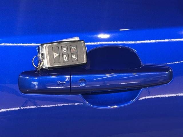 Jaguar E-PACE 2018-06 17305-11