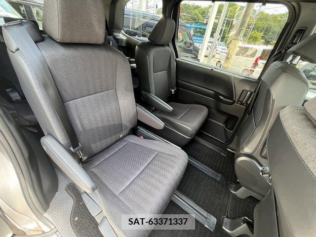 Toyota NOAH 2022-01 351339-19