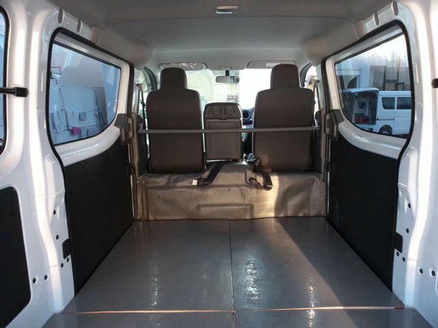 Nissan NV350 Caravan 2016-09 15270-13