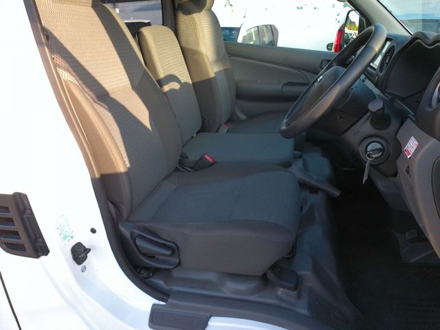 Nissan NV350 Caravan 2016-09 15270-4