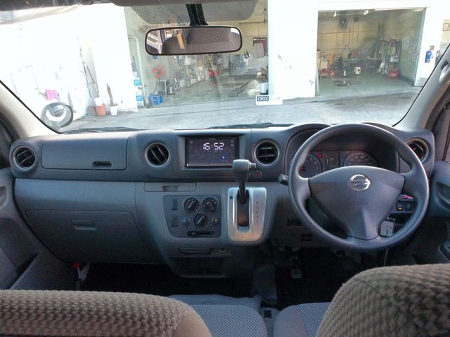 Nissan NV350 Caravan 2016-09 15270-1