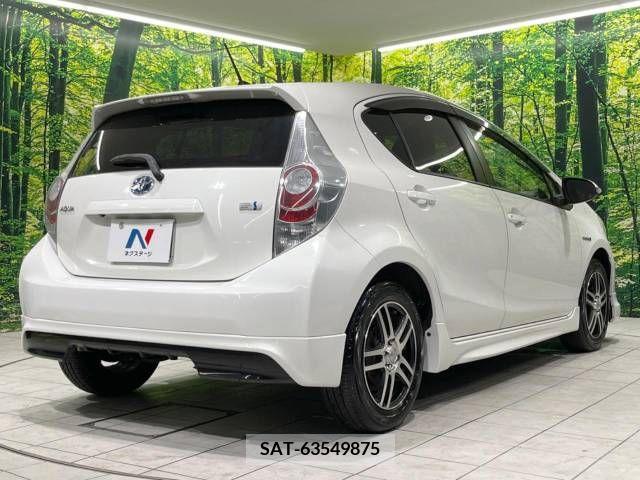 Toyota AQUA 2013-04 328279-17