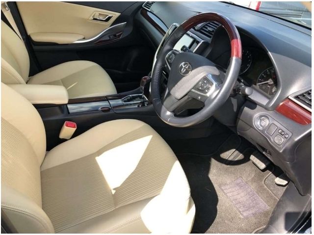 Toyota PREMIO 2021-02 183633-3