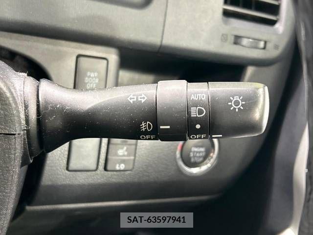 Toyota NOAH 2013-10 217066-7