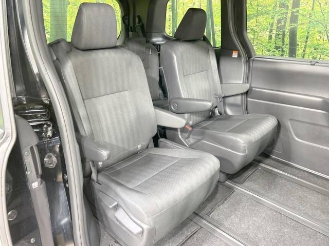 Toyota VOXY 2023-03 181742-9