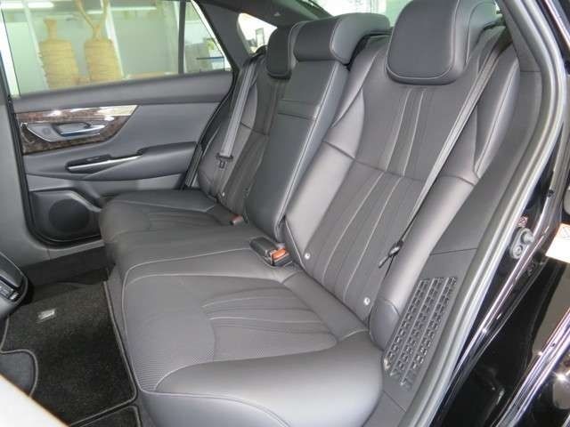 Toyota CROWN SEDAN 2018-06 10989-6