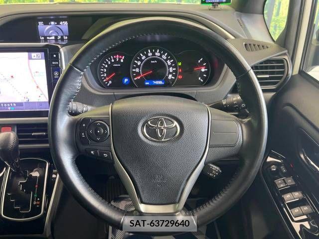 Toyota VOXY 2018-03 370367-11