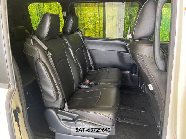Toyota VOXY 2018-03 370367-8