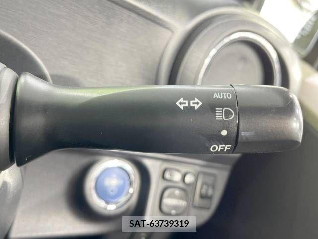 Toyota AQUA 2012-09 384449-6