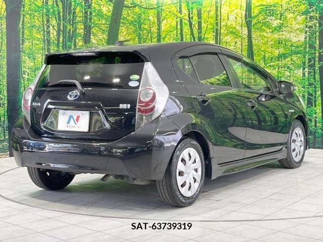 Toyota AQUA 2012-09 384449-17