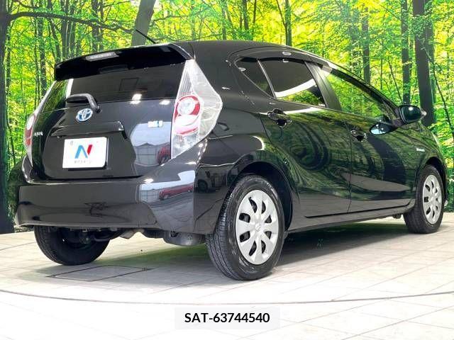 Toyota AQUA 2013-08 338279-16