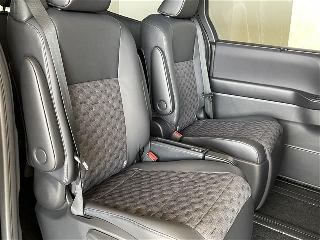 Toyota VOXY HYBRID 2023-10 24862-24
