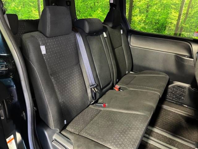 Toyota VOXY 2018-11 196033-8