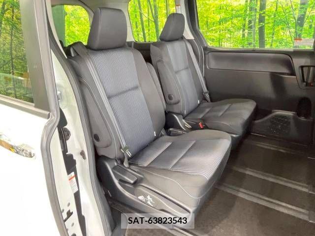 Toyota VOXY 2015-11 377687-9