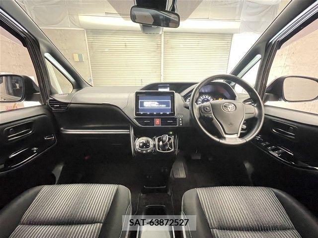 Toyota VOXY HYBRID 2017-09 370571-2