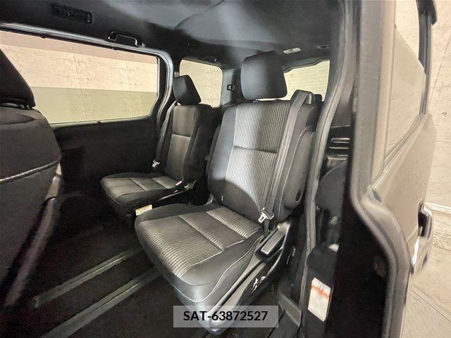 Toyota VOXY HYBRID 2017-09 370571-6