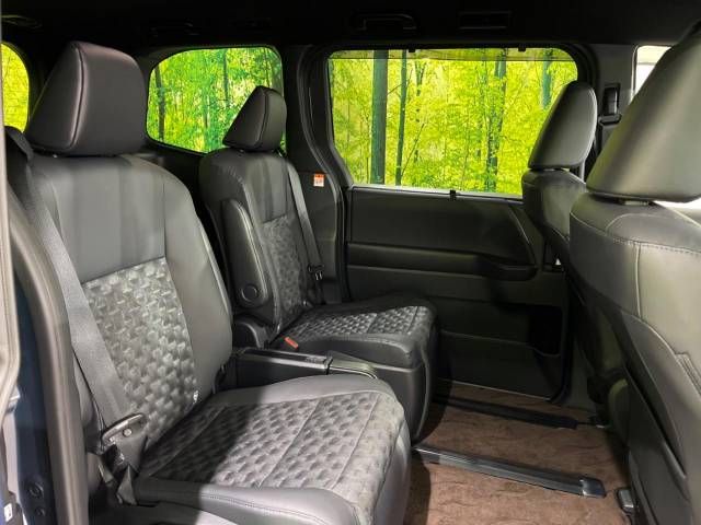Toyota VOXY HYBRID 2023-03 196374-9