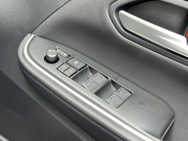 Toyota VOXY HYBRID 2023-07 7061-13