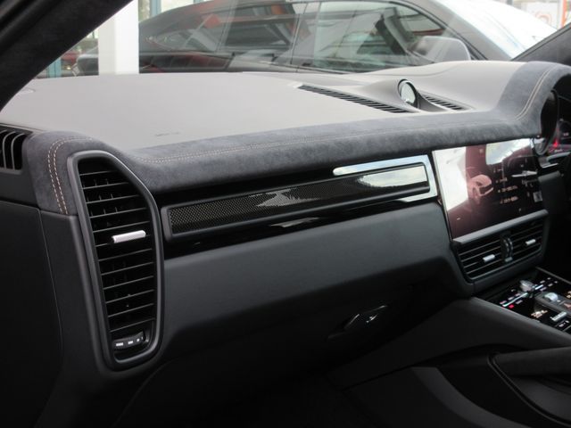 Porsche CAYENNE 2022-06 12037-20