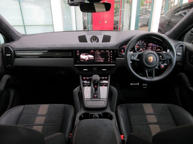 Porsche CAYENNE 2022-06 12037-1