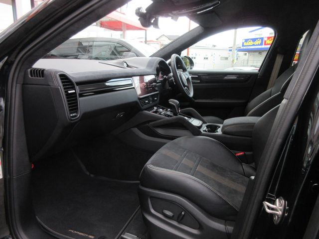 Porsche CAYENNE 2022-06 12037-19