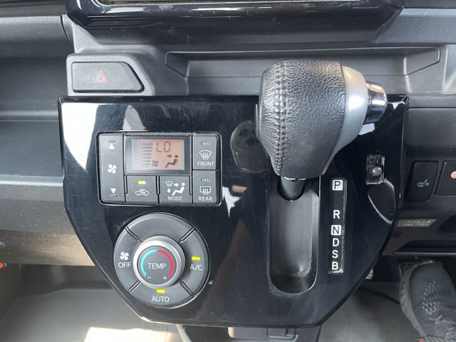 Toyota Pixis Mega 2018-01 6629-16