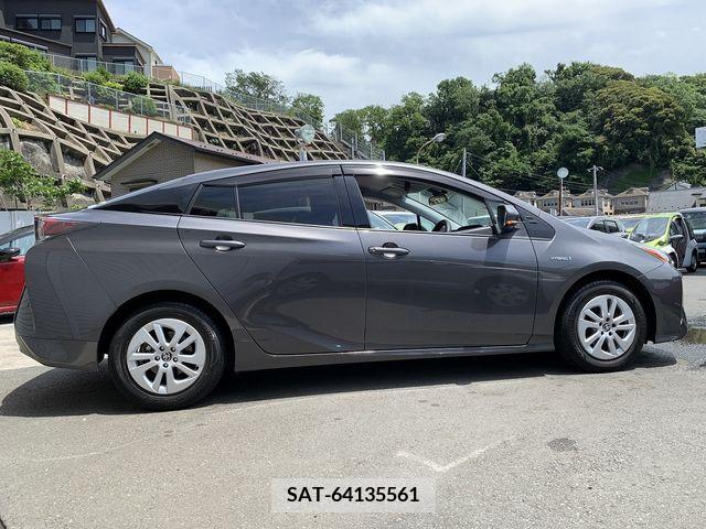 Toyota PRIUS 2017-04 282111-5