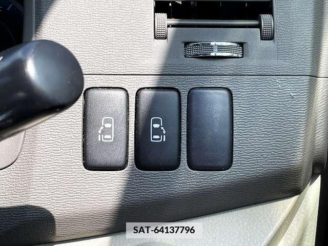 Toyota ISIS 2010-01 347119-7
