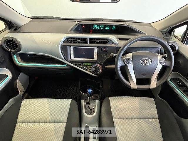 Toyota AQUA 2012-10 389315-1