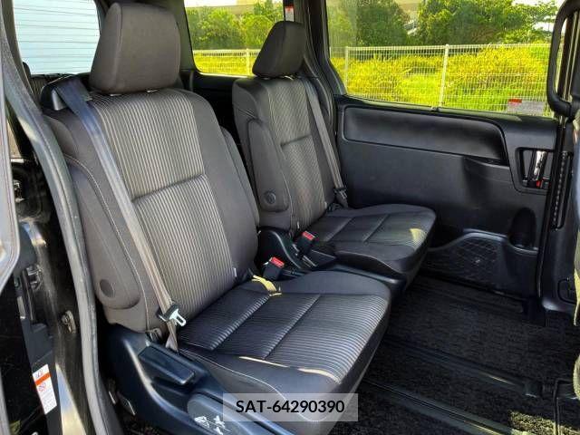 Toyota VOXY 2019-07 332052-9